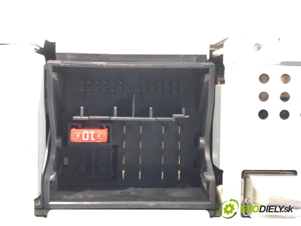 MERCEDES-BENZ W204 sedan 2007 135 kW C 200 Kompressor (204.041) 1796 RADIO A2049008605 (Audio zariadenie)