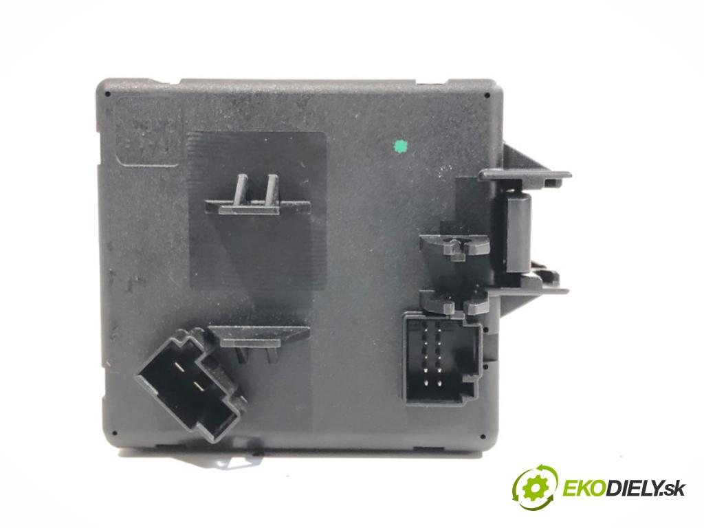 MERCEDES-BENZ W204 sedan 2007 135 kW C 200 Kompressor (204.041) 1796 spinačka A2045450908 (Spínacia skrinka)