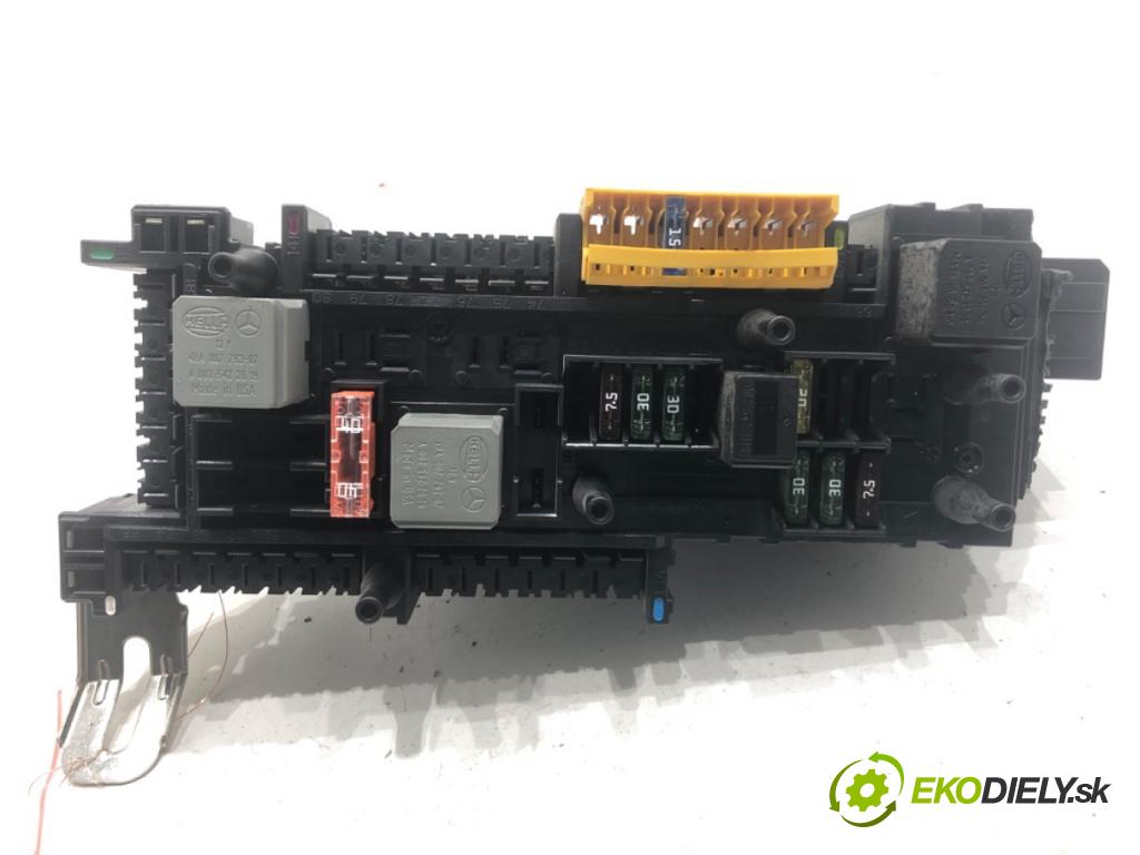 MERCEDES-BENZ W204 sedan 2007 135 kW C 200 Kompressor (204.041) 1796 skříňka poistková 5DK009225 (Pojistková skříňka)