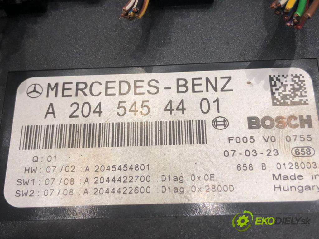 MERCEDES-BENZ W204 sedan 2007 135 kW C 200 Kompressor (204.041) 1796 modul SAM A2045454401 (Elektrosoučásti ostatní)
