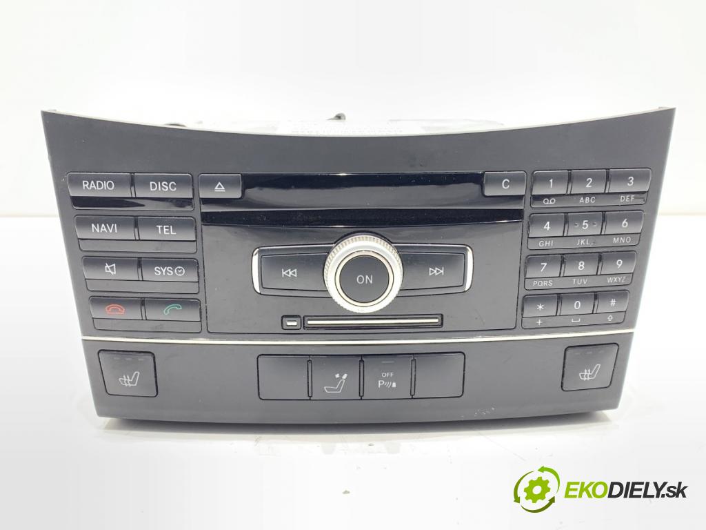 MERCEDES-BENZ W212 sedan 2009 215 kW E 350 CGI (212.057) 3498 RADIO 2129068700 (Audio zariadenie)