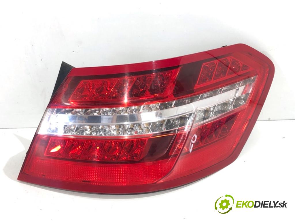 MERCEDES-BENZ W212 sedan 2009 215 kW E 350 CGI (212.057) 3498 světlo pravý zadní část A2128201264