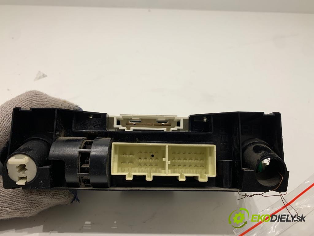 VW POLO V liftback 2011 66 kW 1.6 TDI 1598 Panel ovládania kúrenia 6R0820045J (Prepínacie páčky pod volantom)