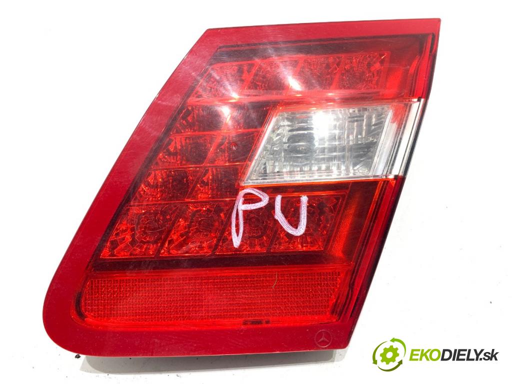 MERCEDES-BENZ W212 sedan 2009 215 kW E 350 CGI (212.057) 3498 světlo zadní část pravá vnitřní A2128200864 (Klika dveří ostatní)