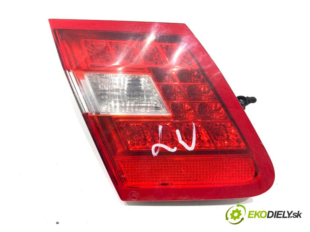 MERCEDES-BENZ W212 sedan 2009 215 kW E 350 CGI (212.057) 3498 světlo zadní část levá strana vnitřní A2128200764 (Klika dveří ostatní)