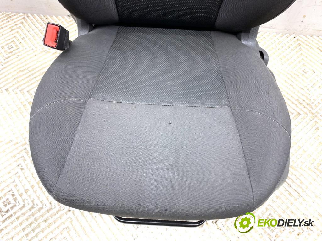 FORD FOCUS III liftback 2015 74 kW 1.0 EcoBoost 998 sedadlo levý přední část
