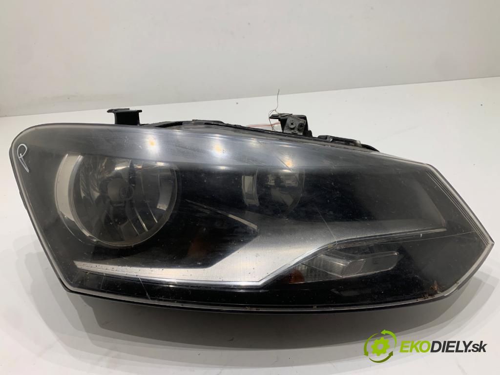 VW POLO V liftback 2011 66 kW 1.6 TDI 1598 světlomet pravý přední část 