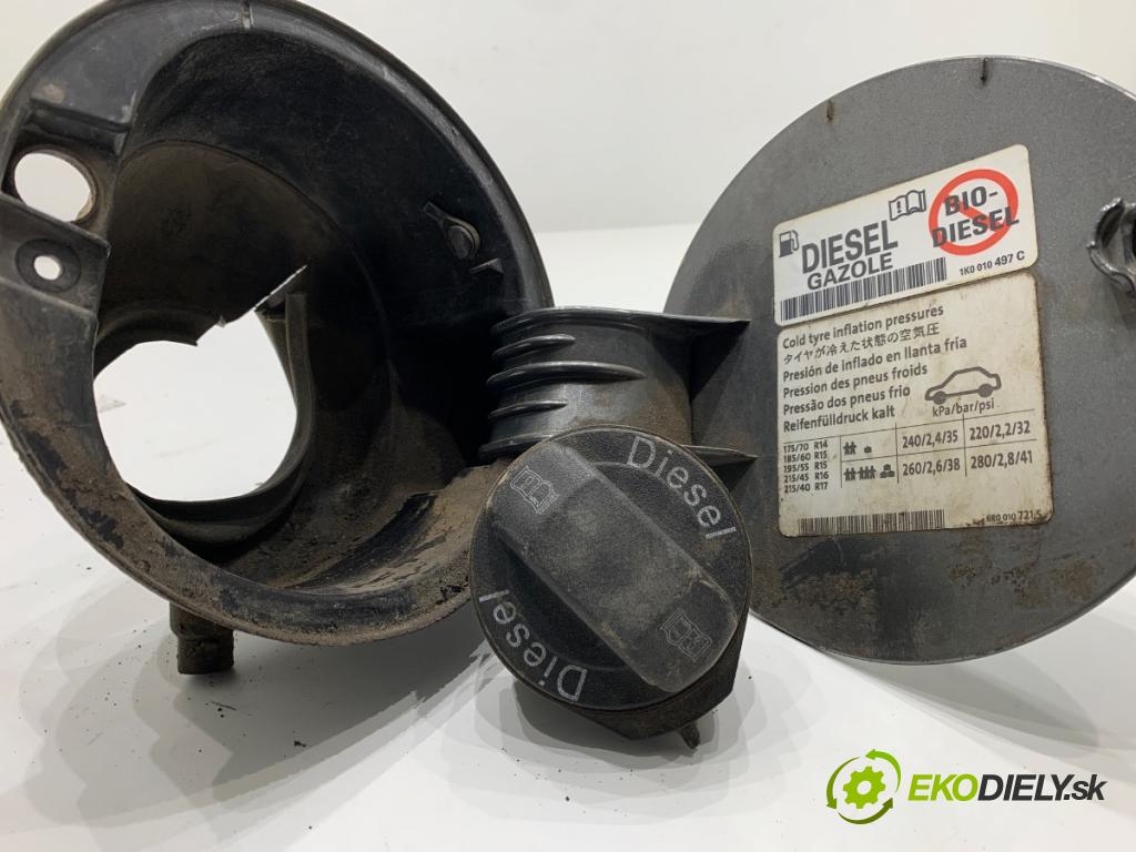 VW POLO V liftback 2011 66 kW 1.6 TDI 1598 dvířka nádrže paliva  (Klika dveří ostatní)