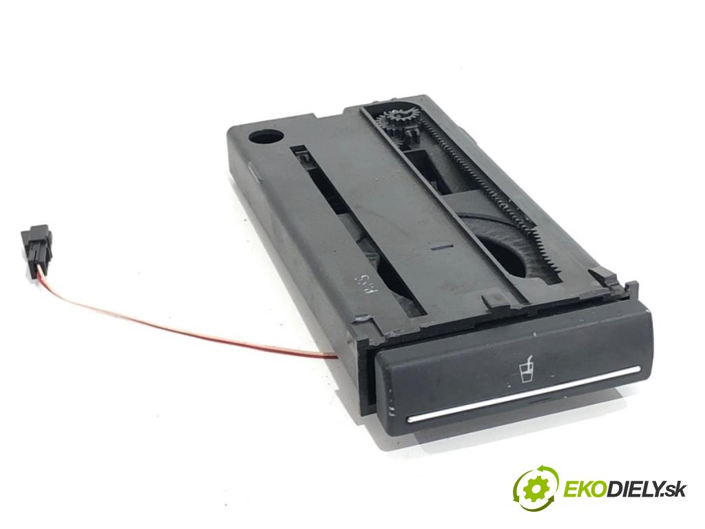 AUDI A3 8P liftback 2003 75 kW 1.6 1595 Držiak na nápoje 8P0862534C (Držiak (úchyt) na nápoje)