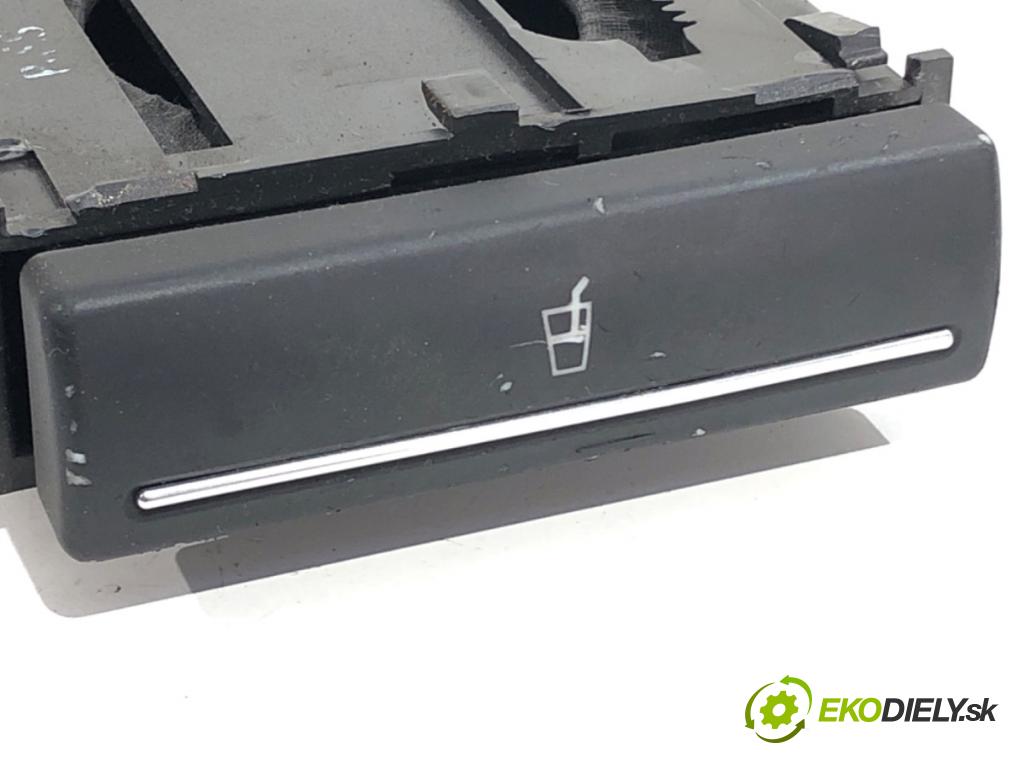 AUDI A3 8P liftback 2003 75 kW 1.6 1595 Držiak na nápoje 8P0862534C (Držiak (úchyt) na nápoje)