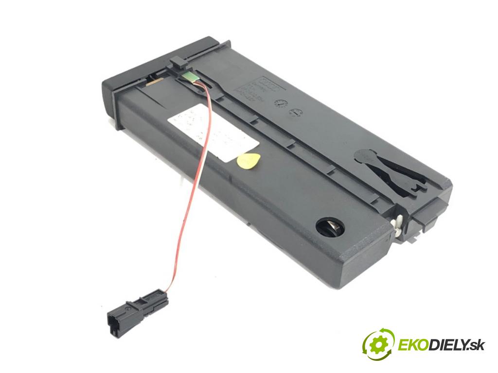 AUDI A3 8P liftback 2003 75 kW 1.6 1595 Držiak na nápoje 8P0862534C (Držiak (úchyt) na nápoje)