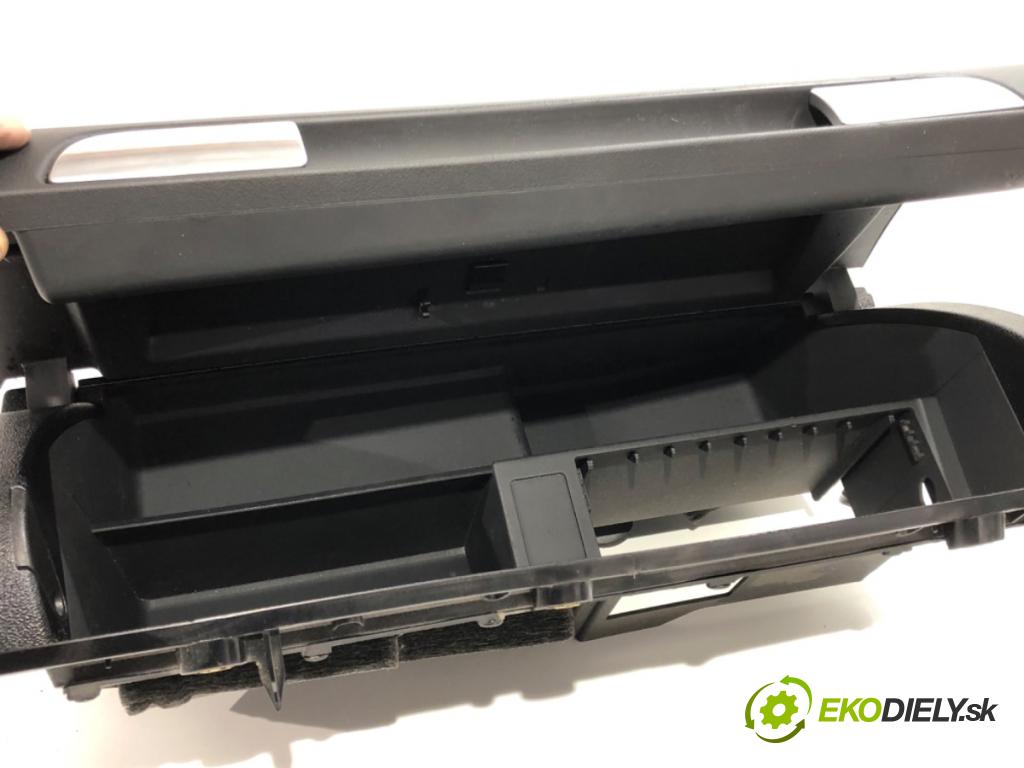 AUDI A3 8P liftback 2003 75 kW 1.6 1595 Priehradka, kastlík spolujazdca 8P857035A (Priehradka (kastlík))