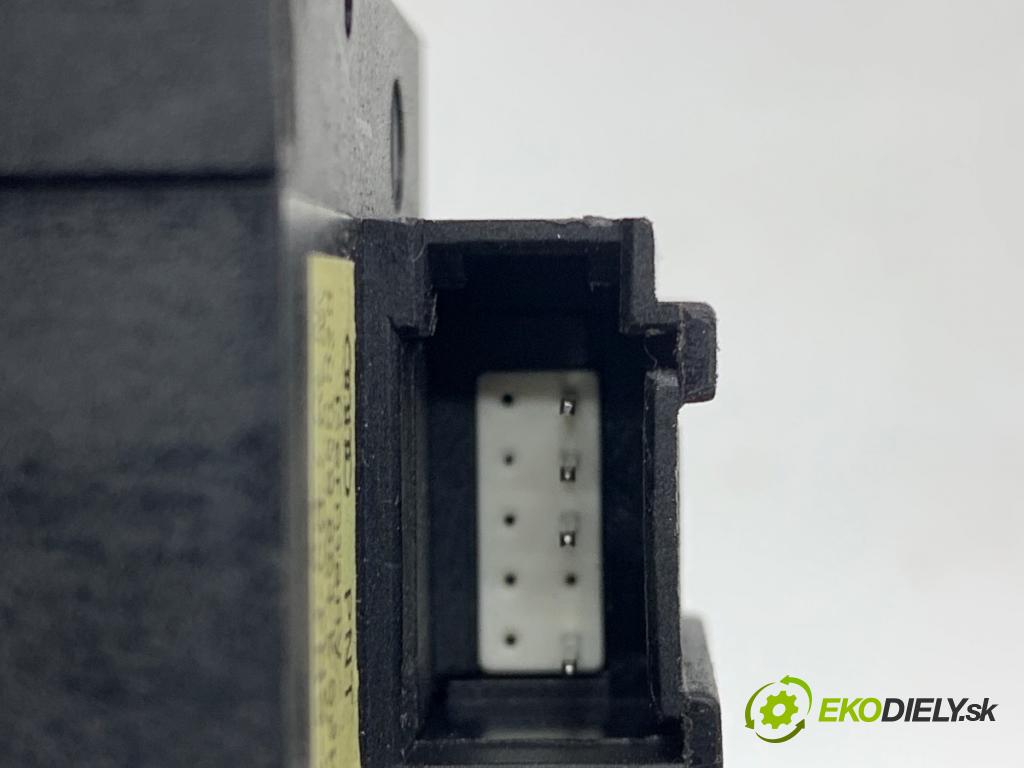 AUDI A3 8P liftback 2003 75 kW 1.6 1595 Prepínač okien 8Z0959851E (Prepínacie páčky pod volantom)