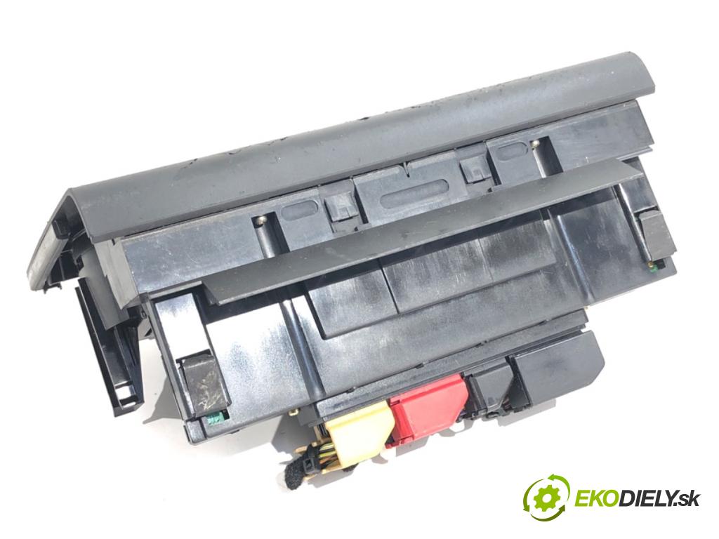 AUDI A3 8P liftback 2003 75 kW 1.6 1595 Panel ovládania kúrenia 8P0820043A (Prepínacie páčky pod volantom)