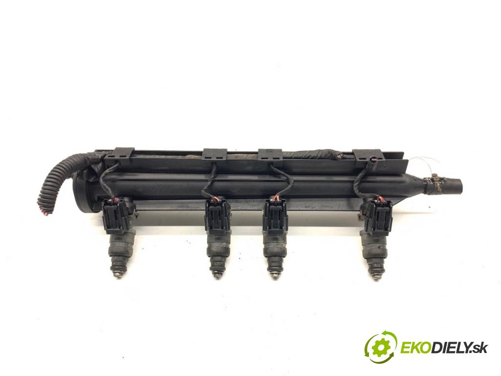 AUDI A3 8P liftback 2003 75 kW 1.6 1595 Lišta vstrekovacia 06A133317AC (Vstrekovacia lišta)