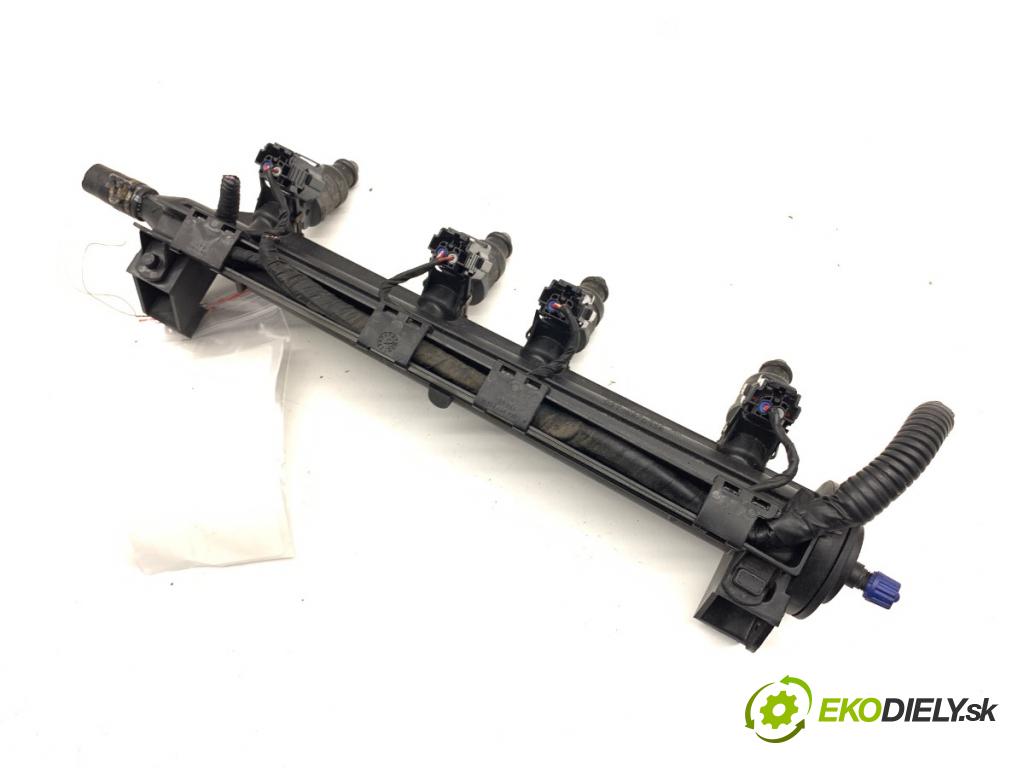 AUDI A3 8P liftback 2003 75 kW 1.6 1595 Lišta vstrekovacia 06A133317AC (Vstrekovacia lišta)