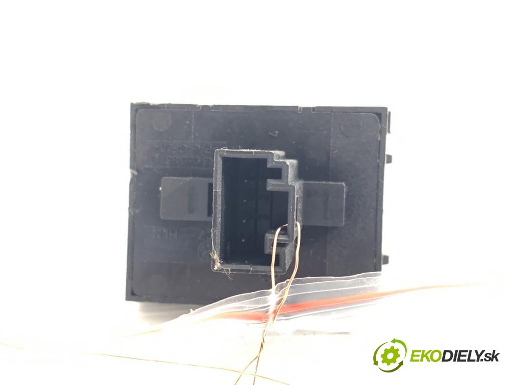 SEAT IBIZA IV liftback 2016 81 kW 1.0 TSI 999 Prepínač okien 1K3959857C (Prepínacie páčky pod volantom)