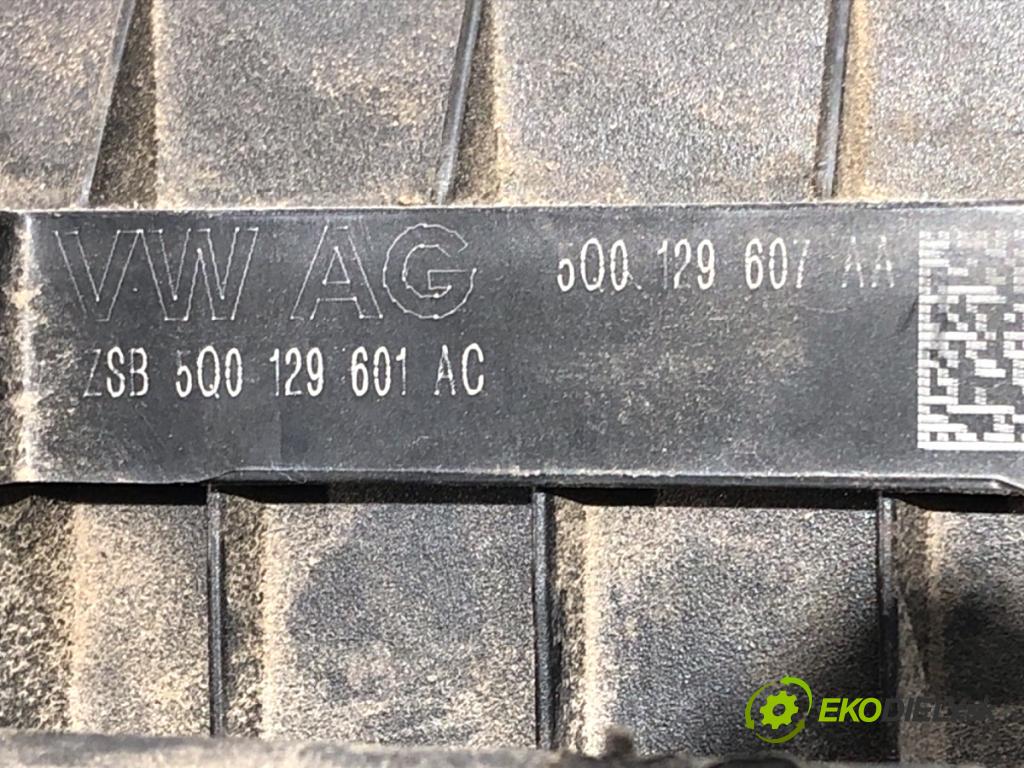 SKODA OCTAVIA III Kombi 2013 110 kW 2.0 TDI 1968 Obal filtra vzduchu 5Q0129607AA (Obal vzduchového filtra)