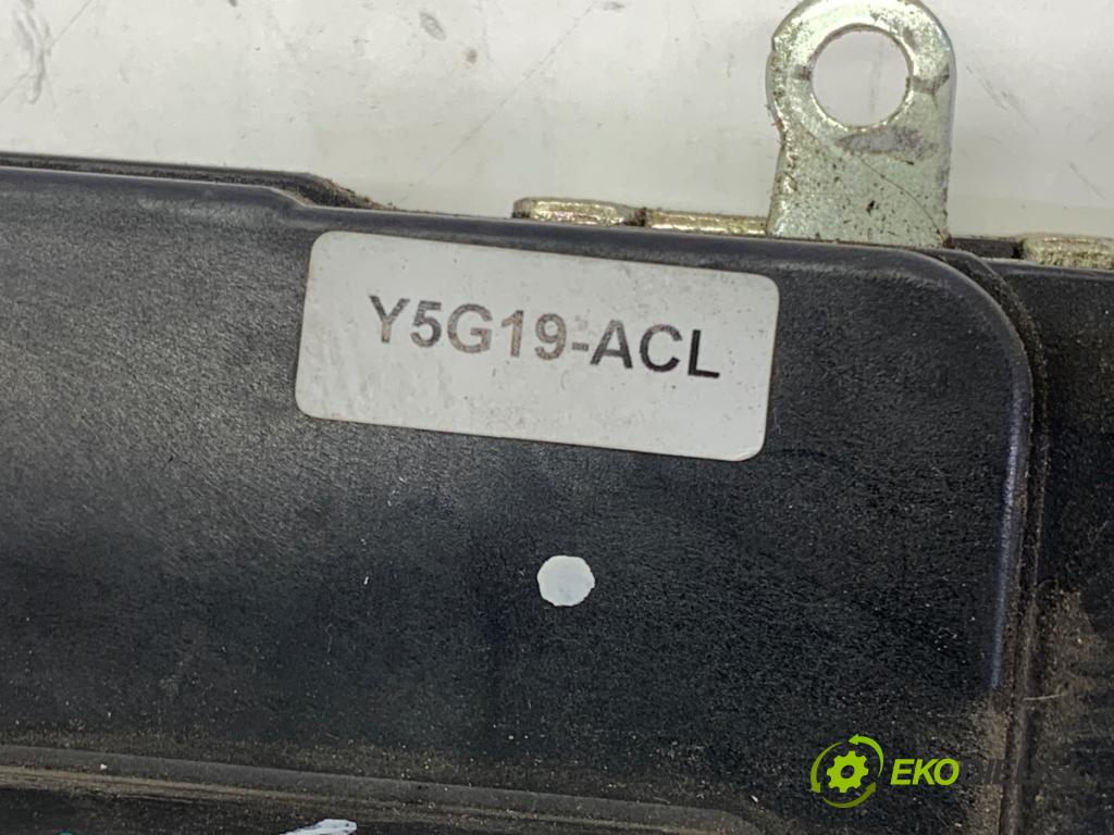 FORD FIESTA MK6 liftback 2005 59 kW 1.4 16V 1388 zámok dveře pravý přední část