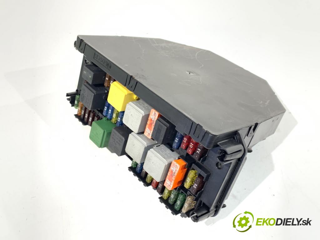 MERCEDES-BENZ W212 sedan 2014 150 kW E 300 Hybrid / BlueTEC Hybrid (212.098) 2143 skříňka poistková A2129004025 (Pojistková skříňka)