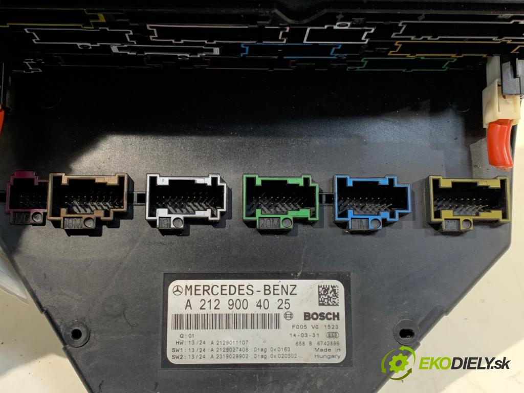 MERCEDES-BENZ W212 sedan 2014 150 kW E 300 Hybrid / BlueTEC Hybrid (212.098) 2143 skříňka poistková A2129004025 (Pojistková skříňka)