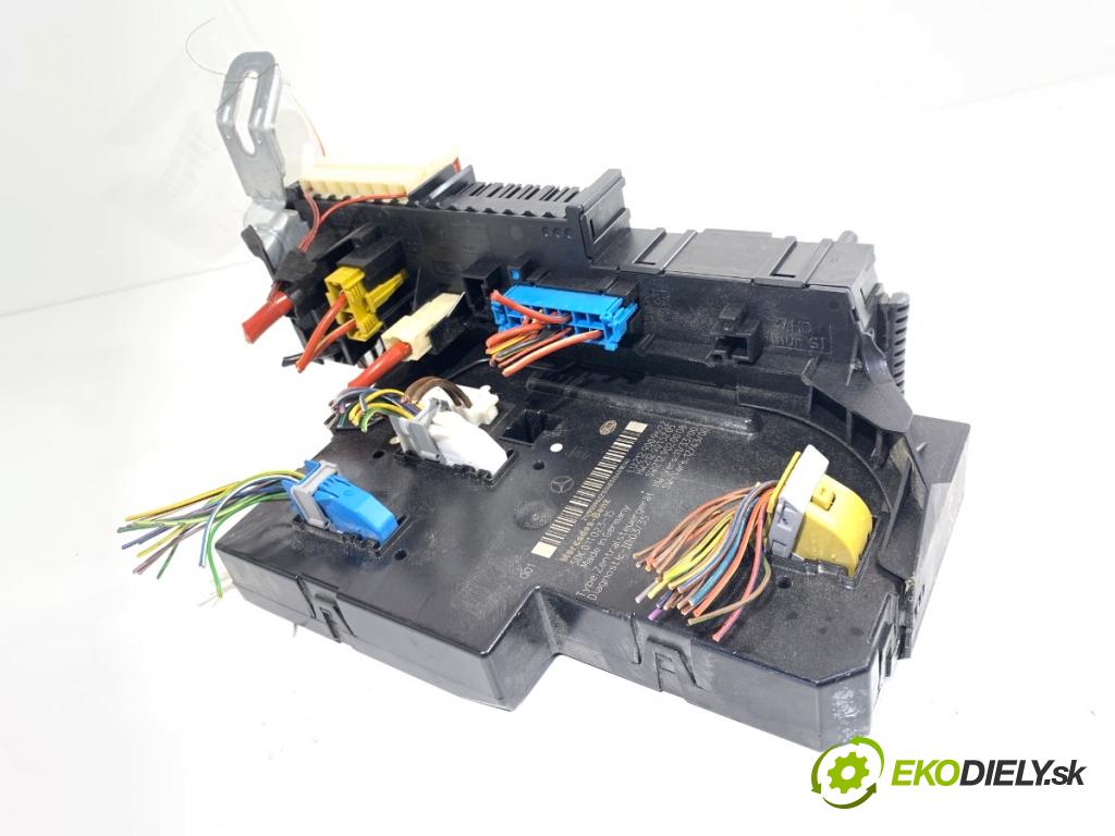 MERCEDES-BENZ W212 sedan 2014 150 kW E 300 Hybrid / BlueTEC Hybrid (212.098) 2143 skříňka poistková 2129009622 (Pojistková skříňka)