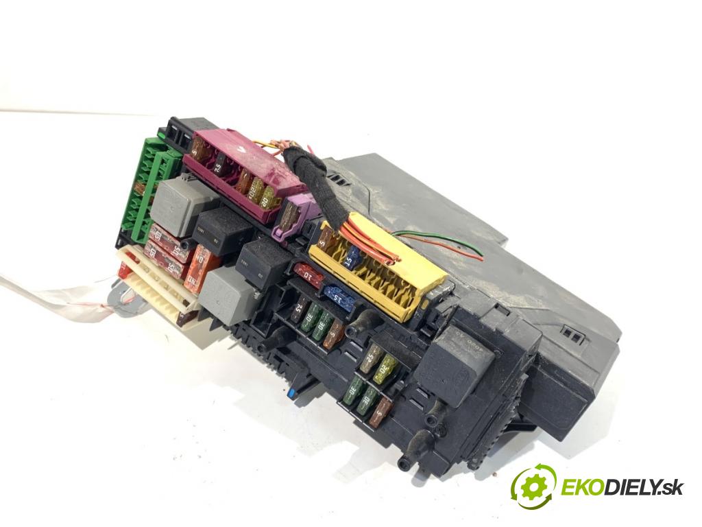 MERCEDES-BENZ W212 sedan 2014 150 kW E 300 Hybrid / BlueTEC Hybrid (212.098) 2143 skříňka poistková 2129009622 (Pojistková skříňka)