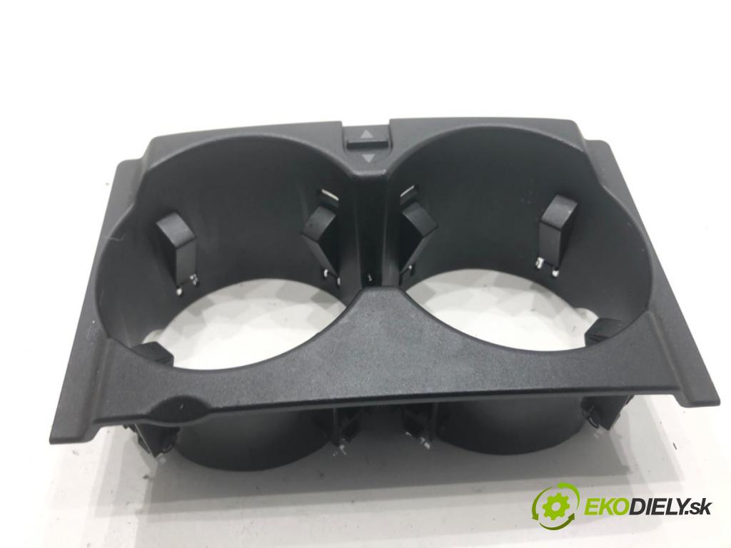 MERCEDES-BENZ W212 sedan 2014 150 kW E 300 Hybrid / BlueTEC Hybrid (212.098) 2143 Držiak na nápoje A2126800110 (Držiak (úchyt) na nápoje)