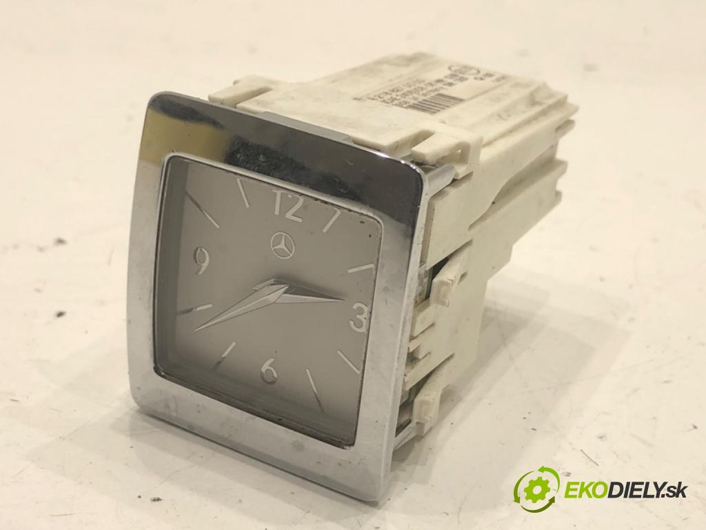 MERCEDES-BENZ W212 sedan 2014 150 kW E 300 Hybrid / BlueTEC Hybrid (212.098) 2143 Displej A2188270000 (Prístrojová doska)