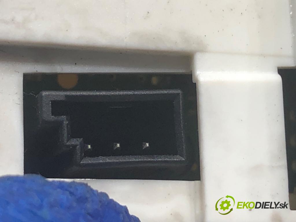 MERCEDES-BENZ W212 sedan 2014 150 kW E 300 Hybrid / BlueTEC Hybrid (212.098) 2143 Displej A2188270000 (Prístrojová doska)