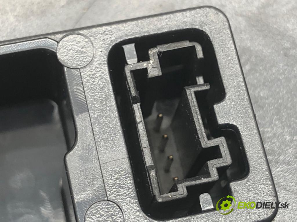 PEUGEOT 308 II liftback 2018 81 kW 1.2 THP 110 1199 Dislpej 982847698000 (Prístrojová doska)