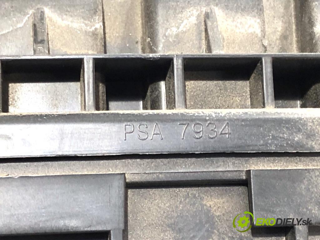 PEUGEOT 308 II liftback 2018 81 kW 1.2 THP 110 1199 Obal filtra vzduchu  (Obal vzduchového filtra)