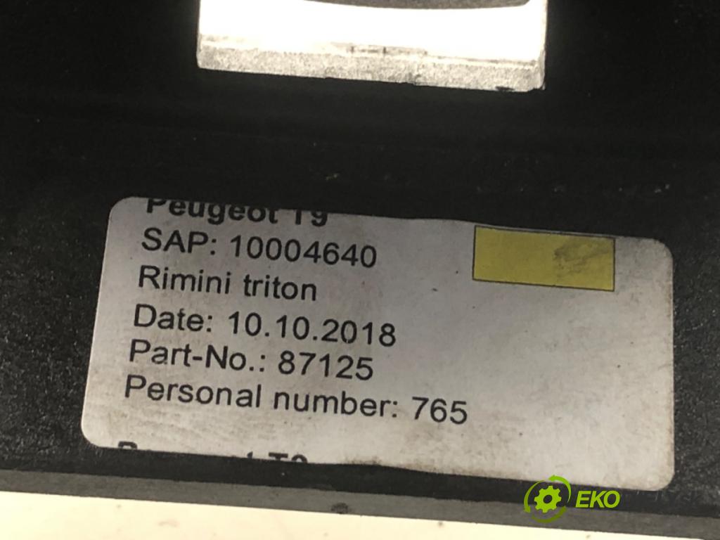 PEUGEOT 308 II liftback 2018 81 kW 1.2 THP 110 1199 Lakťová opierka  (Lakťová opierka)