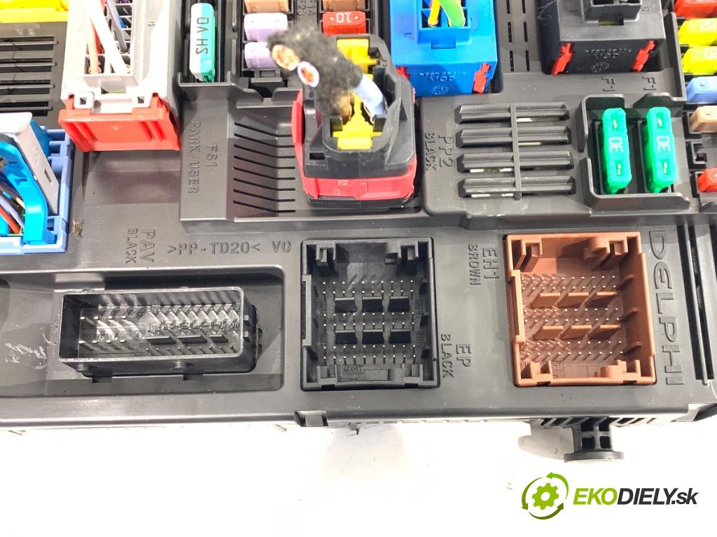 PEUGEOT 308 II liftback 2018 81 kW 1.2 THP 110 1199 modul BSI 9819851280 (Pojistková skříňka)