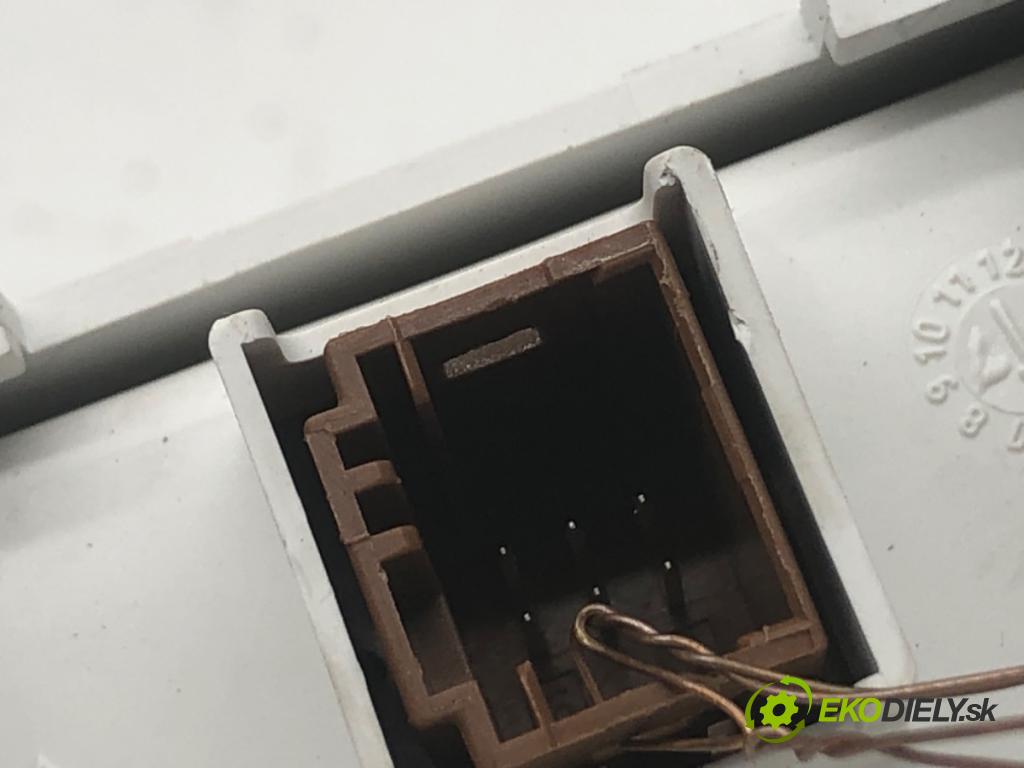 PEUGEOT 308 II liftback 2018 81 kW 1.2 THP 110 1199 Prístrojovka 9825206280 (Prístrojová doska)