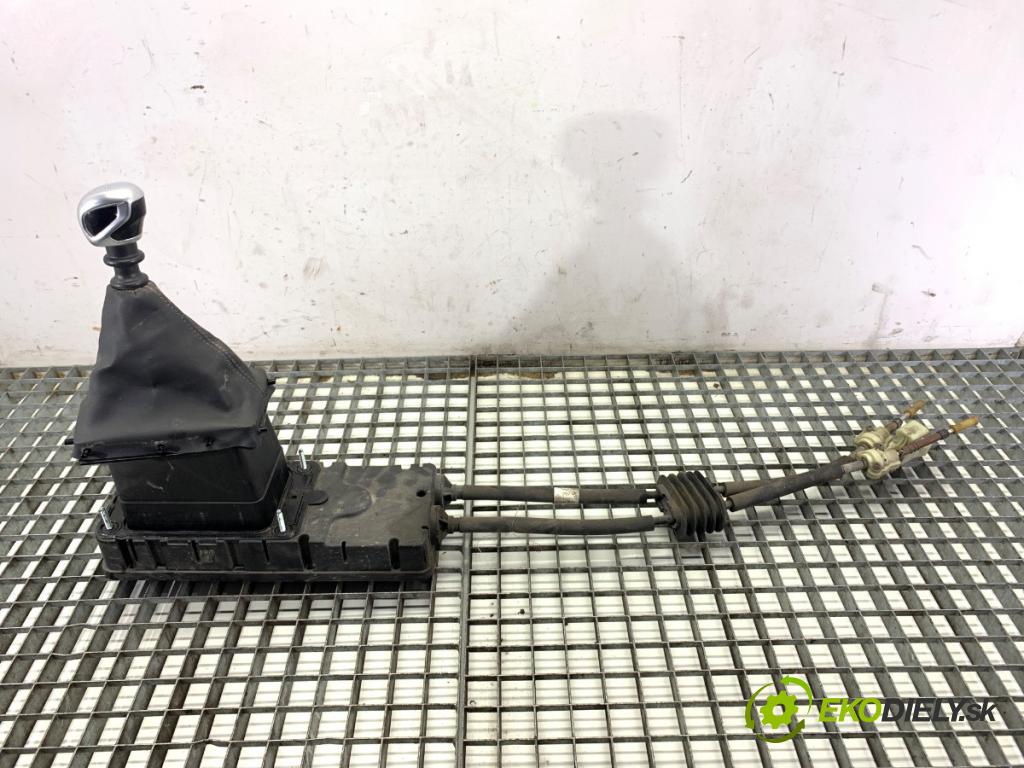 PEUGEOT 308 II liftback 2018 81 kW 1.2 THP 110 1199 Kulisa  (Rýchlostná páka (kulisa))