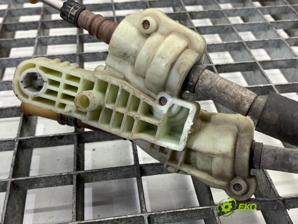 PEUGEOT 308 II liftback 2018 81 kW 1.2 THP 110 1199 kulisa  (Řadicí páka (kulisa) )