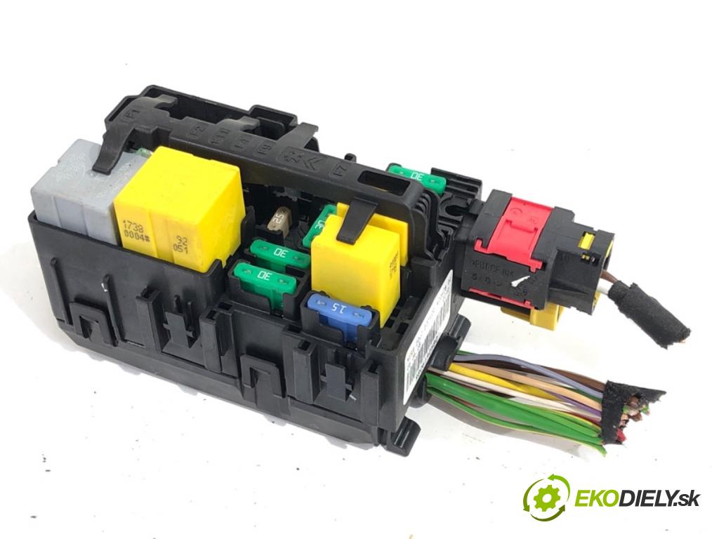 PEUGEOT 308 II liftback 2018 81 kW 1.2 THP 110 1199 skříňka poistková 9806192580 (Pojistková skříňka)