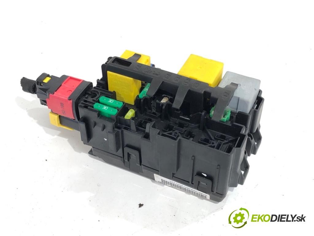 PEUGEOT 308 II liftback 2018 81 kW 1.2 THP 110 1199 skříňka poistková 9806192580 (Pojistková skříňka)