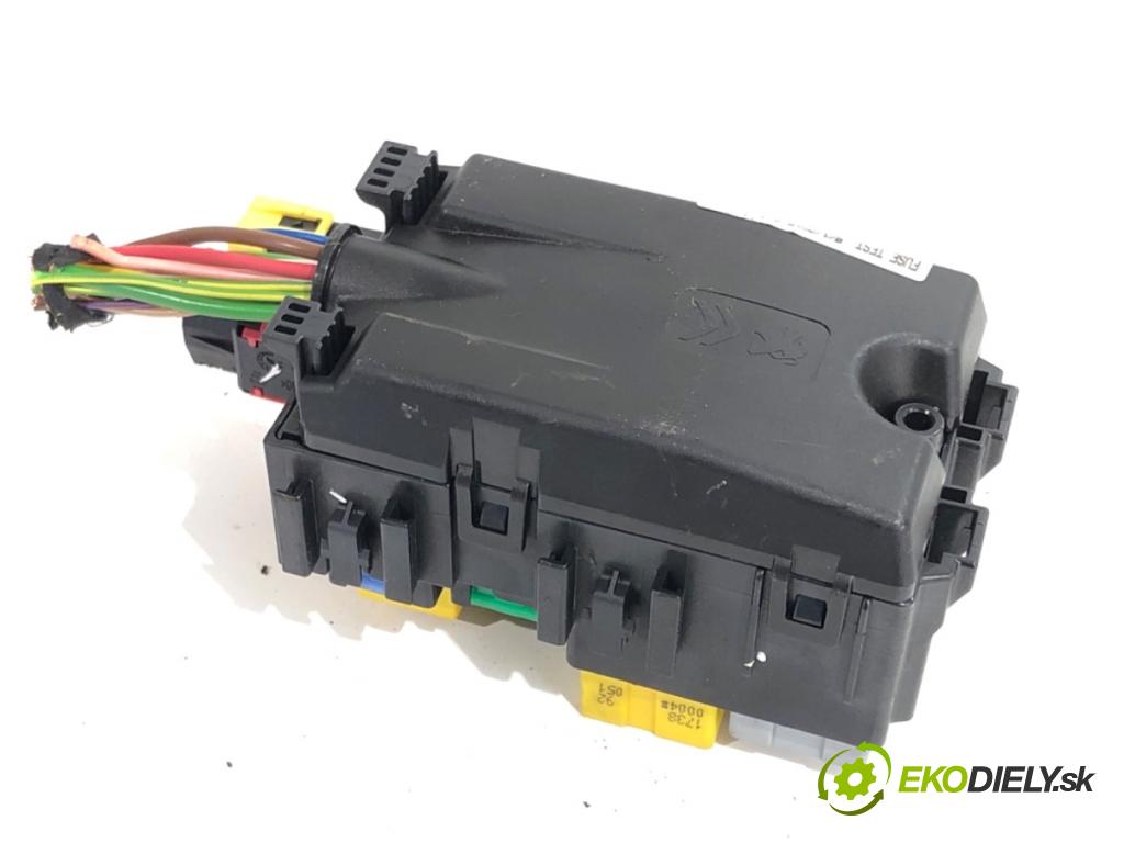 PEUGEOT 308 II liftback 2018 81 kW 1.2 THP 110 1199 skříňka poistková 9806192580 (Pojistková skříňka)