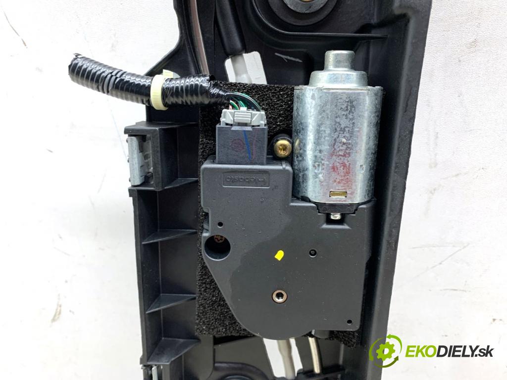 ACURA TL sedan 2004 198 kW 3.2 S 3210 strešné okno  (Sklo karosérie)