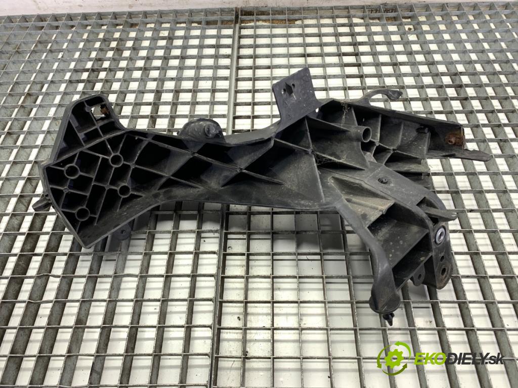 JEEP GRAND CHEROKEE WK SUV 2012 177 kW 3.0 CRD V6 4x4 2987 uchytenia svetla ľavy M149789