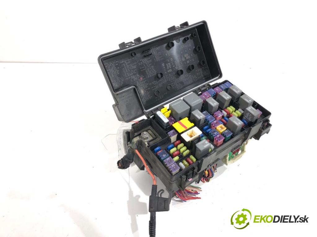 JEEP GRAND CHEROKEE WK SUV 2012 177 kW 3.0 CRD V6 4x4 2987 skříňka poistková 68089320AE (Pojistková skříňka)