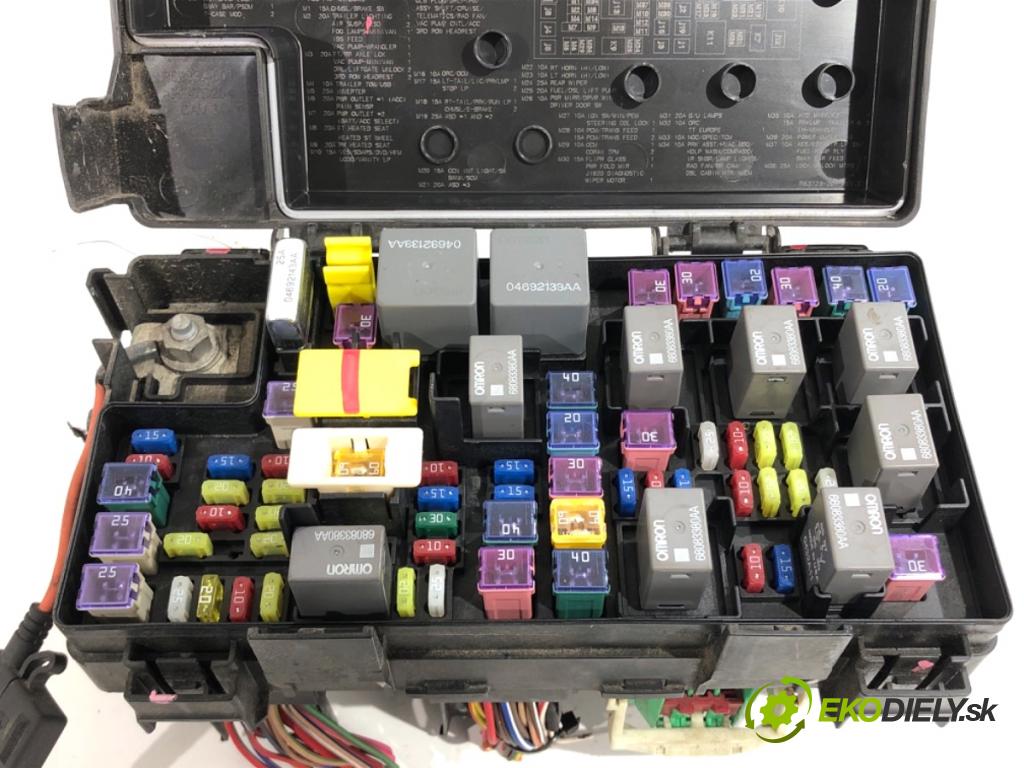 JEEP GRAND CHEROKEE WK SUV 2012 177 kW 3.0 CRD V6 4x4 2987 skříňka poistková 68089320AE (Pojistková skříňka)