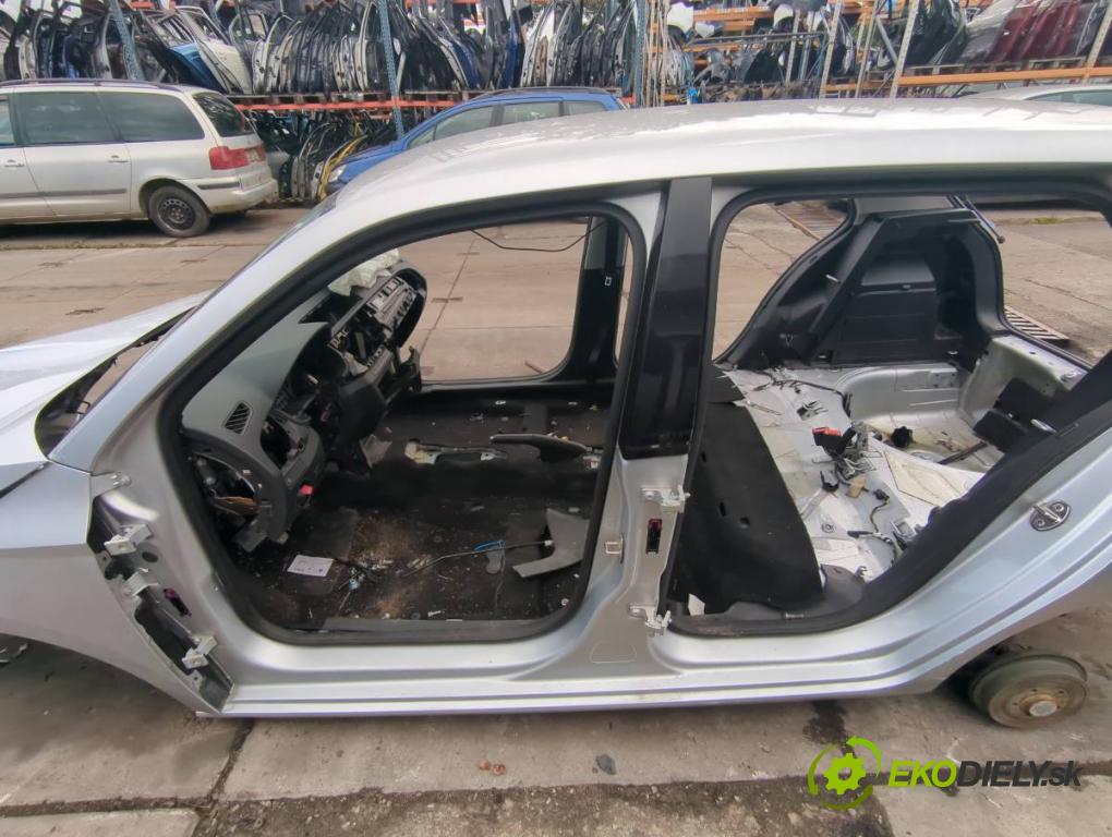 SKODA FABIA III liftback 2017 55 kW 1.0 999 KAROSERIA ČTVRŤÁK blatník zadní část levý pravý práh střecha PODŁUŻNICA levý pravý