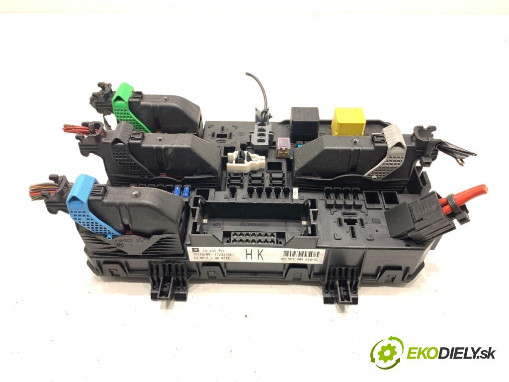 OPEL ASTRA H Kombi 2005 59 kW 1.7 CDTI (L35) 1686 skříňka poistková 13206762 (Pojistková skříňka)