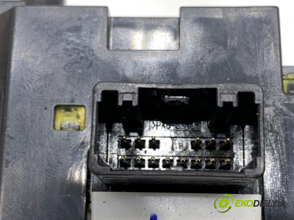 NISSAN MICRA K13 liftback 2015 59 kW 1.2 1198 Prepínač kombinovaný  (Prepínacie páčky pod volantom)