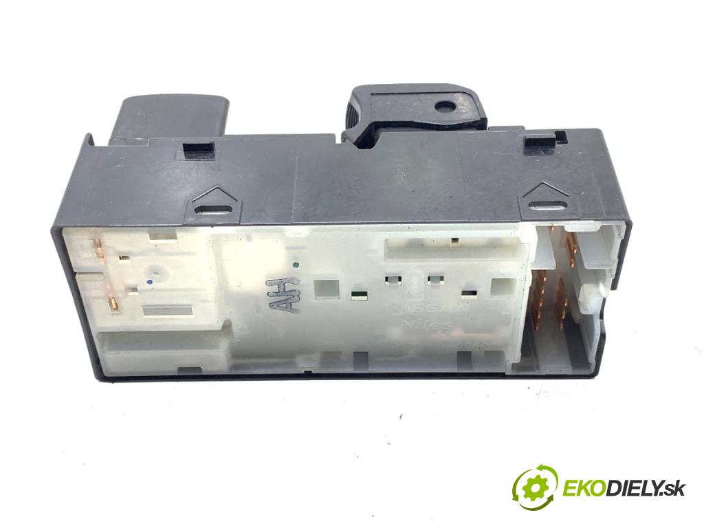 NISSAN MICRA K13 liftback 2015 59 kW 1.2 1198 Prepínač okien  (Prepínacie páčky pod volantom)