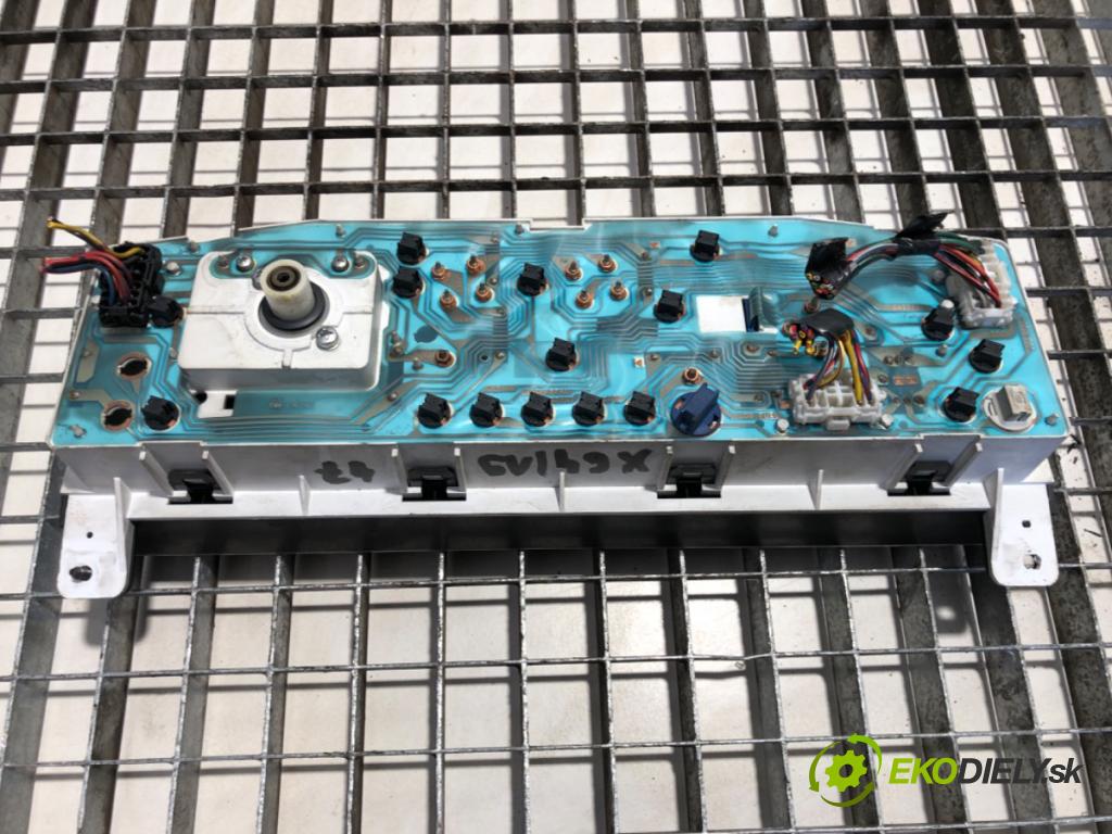 NISSAN TERRANO II samochód terenowy zamknięty 1994 91 kW 2.4 i 12V 4WD 2389 Prístrojovka  (Prístrojová doska)