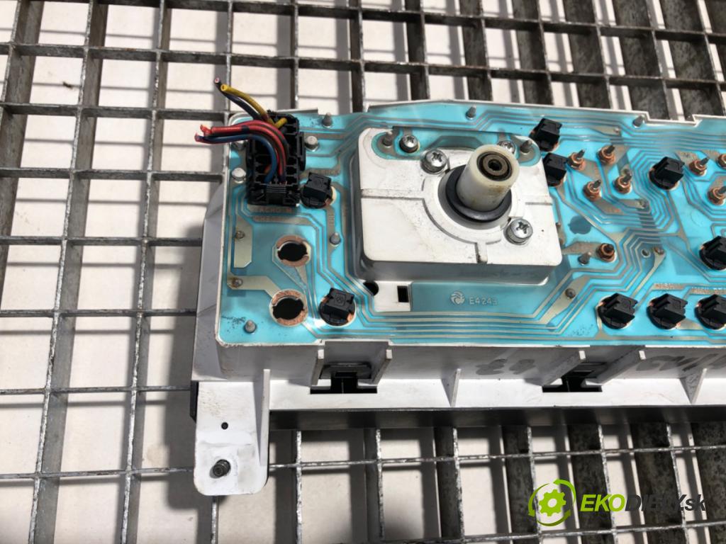 NISSAN TERRANO II samochód terenowy zamknięty 1994 91 kW 2.4 i 12V 4WD 2389 Prístrojovka  (Prístrojová doska)